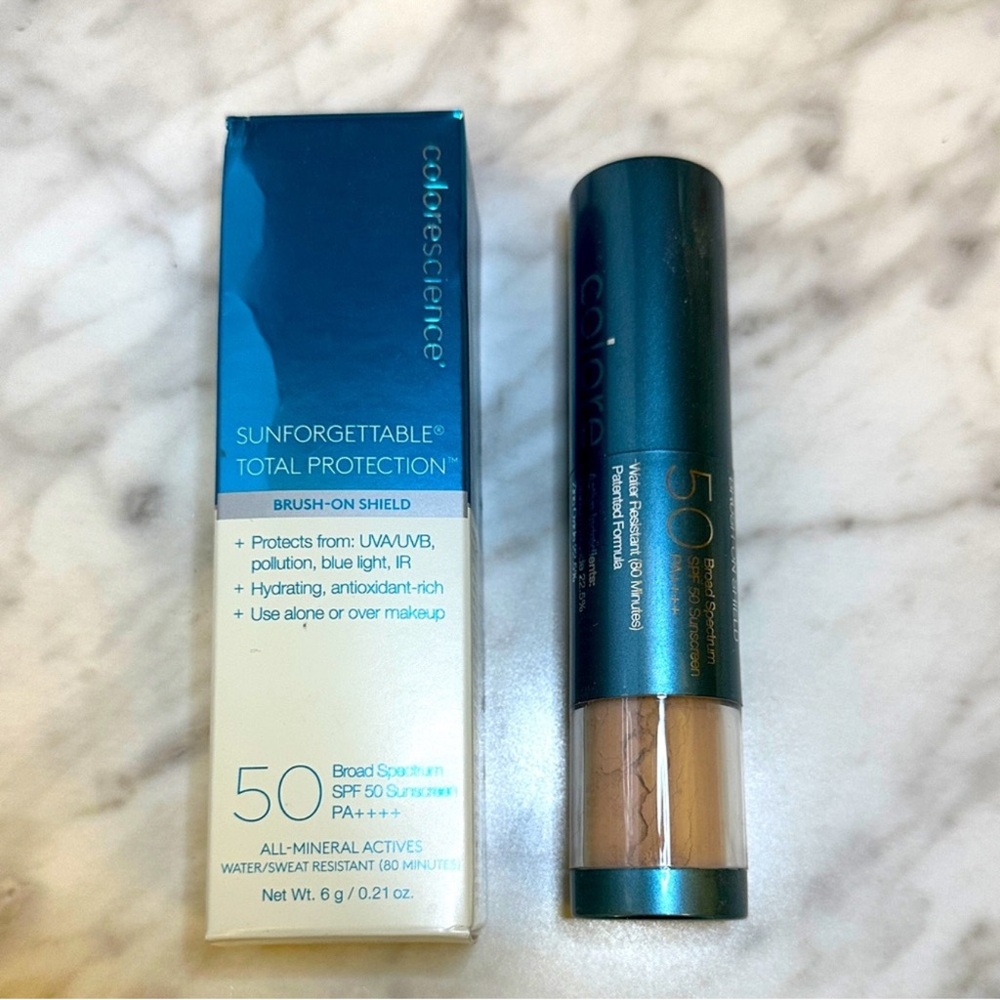 COLORSCIENCE Sunforgettable® Total
Protection® Brush-On Shield SPF 50 - Tan